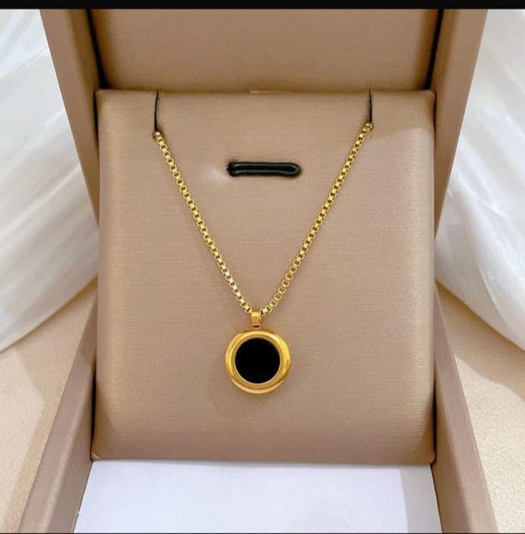 Round Black Enamel Coin Pendant Necklace for Women – Elegant Minimalist Fashion Jewelry