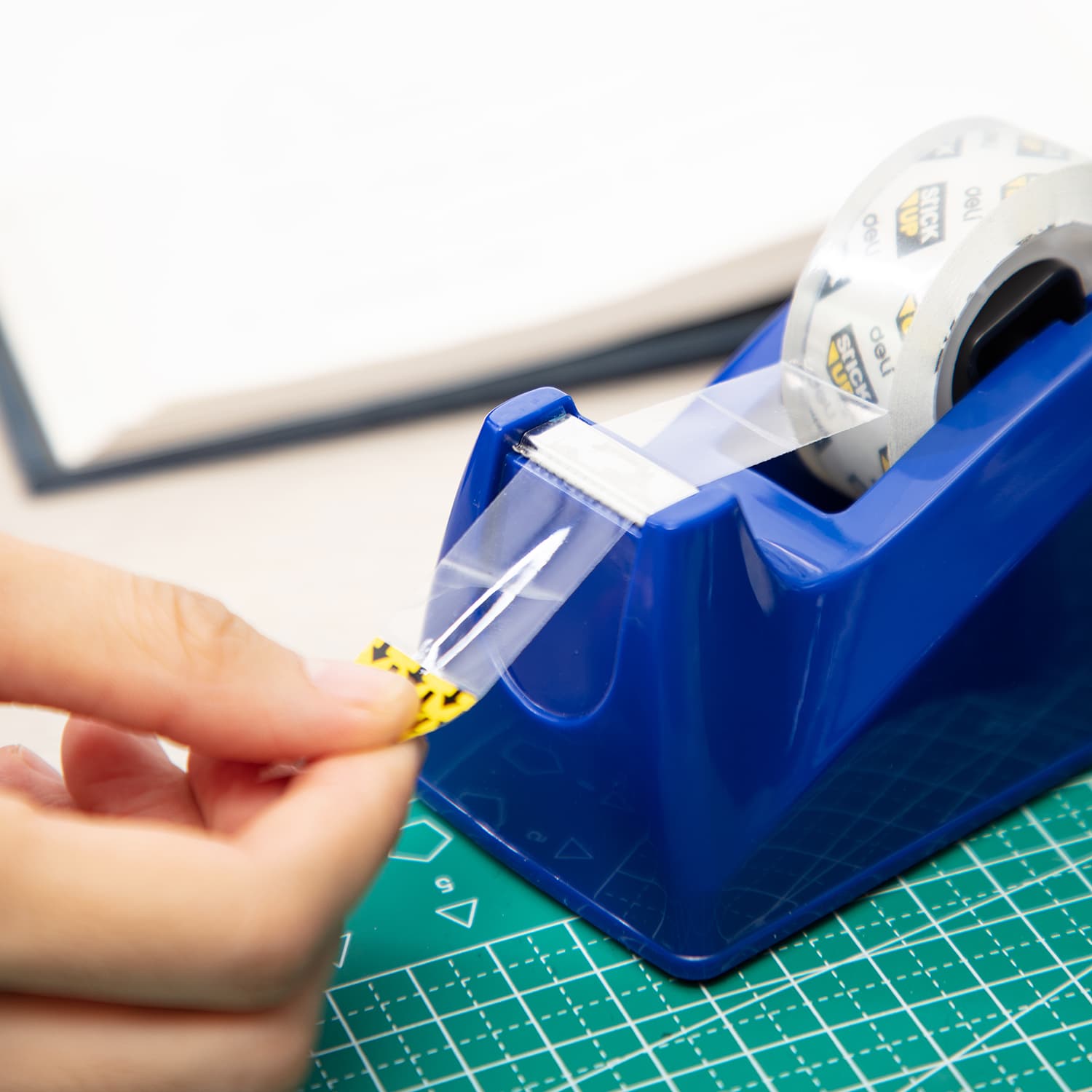 Deli Deli E814 Desktop Tape Dispenser | Heavy Duty Office Tape Cutter stationary, toys & sports — thumbnail 2 of 5