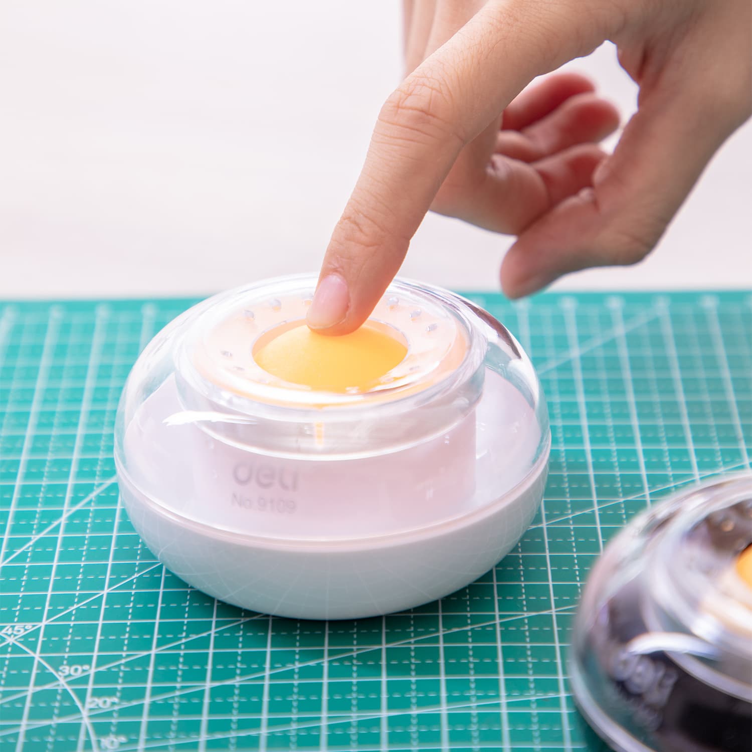 Deli Deli E9109 Finger Moistener Roller for Office & Cash Handling stationary, toys & sports — thumbnail 5 of 5