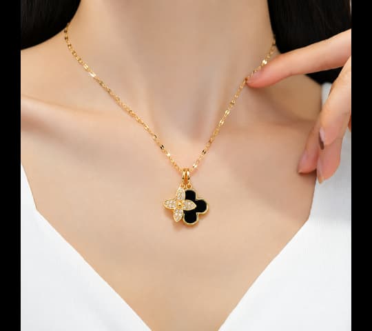 Gold Clover Pendant Necklace – Elegant Lucky Charm Necklace for Women